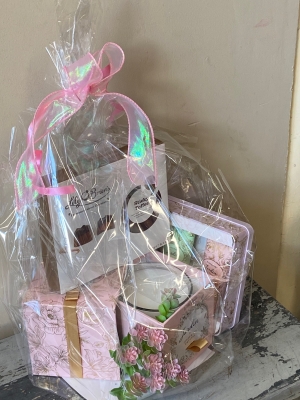 Tipperary Hand Cream, Jardin Candle and Chocolates Giftset