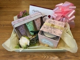 Tipperary Hand Cream, Jardin Candle and Chocolates Giftset